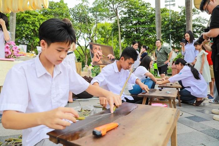 Trải nghiệm lấy tơ sen tại Lễ hội. Ảnh: Khánh Hòa - TTXVN