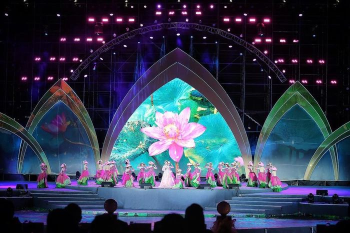 Tiết mục biểu diễn văn nghệ chào mừng Lễ hội Sen Hà Nội năm 2026. Ảnh: Phạm Tuấn Anh - TTXVN
