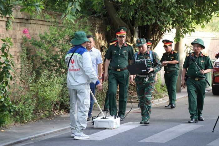 Máy radar khảo sát đến các khu vực chân tường Kinh thành Huế