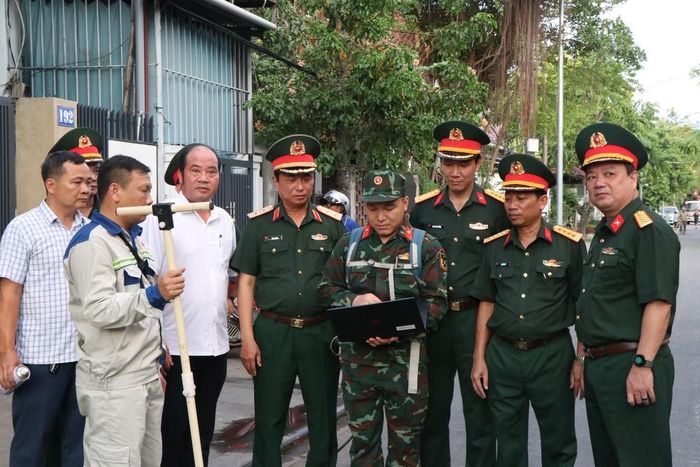 Lãnh đạo Quân khu 4, UBND thành phố Huế và Bộ Chỉ huy Quân sự có mặt tại hiện trường, theo dõi việc khảo sát bằng máy radar xuyên đất