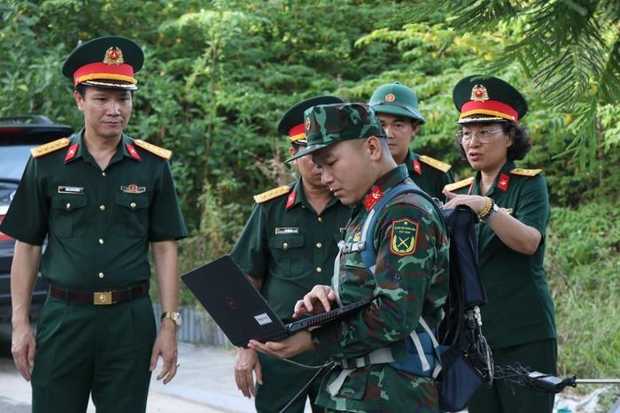 Cán bộ Viện Thiết kế, Tổng cục Hậu cần - Kỹ thuật (Bộ Quốc phòng) hỗ trợ vận hành máy radar