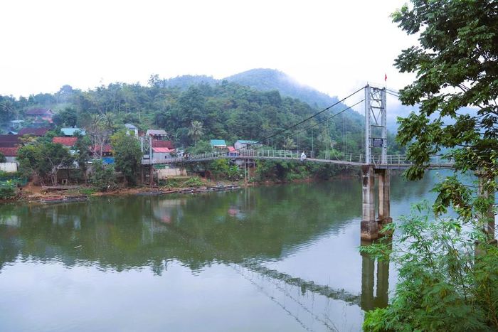 Những cây cầu treo bắc qua sông Nậm Nơn đấu nối tỉnh lộ 543B với các bản làng nằm ven sông trở thành những điểm nhấn, quanh năm soi bóng xuống mặt nước. Ảnh: Xuân Tiến - TTXVN