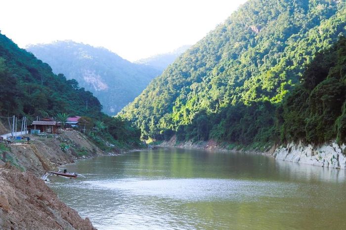 Sông Nậm Nơn đoạn chảy qua các bản Xiềng Tắm, Xốp Tụ, Hòa Lý (xã Mỹ Lý, tỉnh Nghệ An) bị hẹp lại. Một bên là quốc lộ 16 chạy song song, một bên là dãy núi với những bờ vách đá cao, thẳng đứng tạo nên khung cảnh trữ tình và hùng vĩ. Ảnh: Xuân Tiến - TTXVN