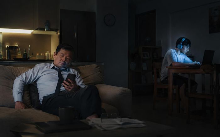 Sự xa cách vô hình giữa các thành viên do công nghệ và sự mệt mỏi sau giờ làm việc, lột tả góc khuất của đô thị hiện đại. Hình ảnh mang tính minh họa