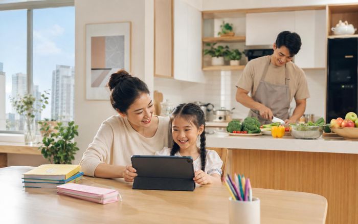 Một gia đình trẻ hiện đại, tiện nghi, sử dụng công nghệ như một công cụ kết nối và học tập lành mạnh. Ảnh mang tính minh họa