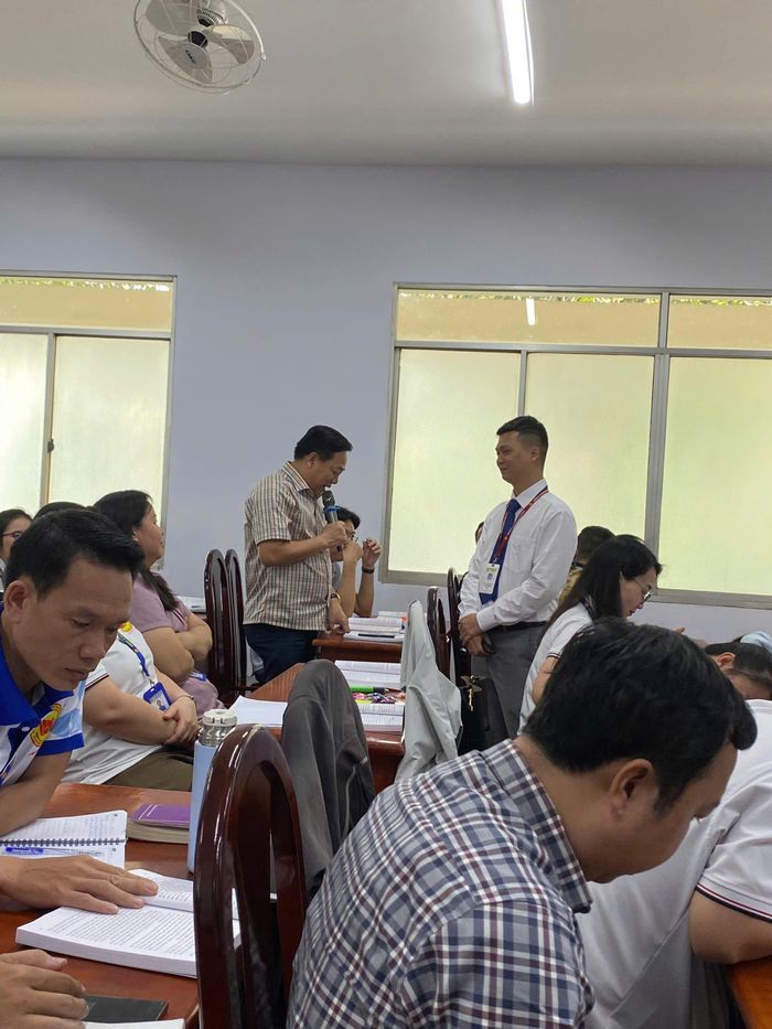 Thạc sĩ Lê Ngọc Nghĩa trong lần đi giảng dạy tại An Giang. Ảnh: NVCC