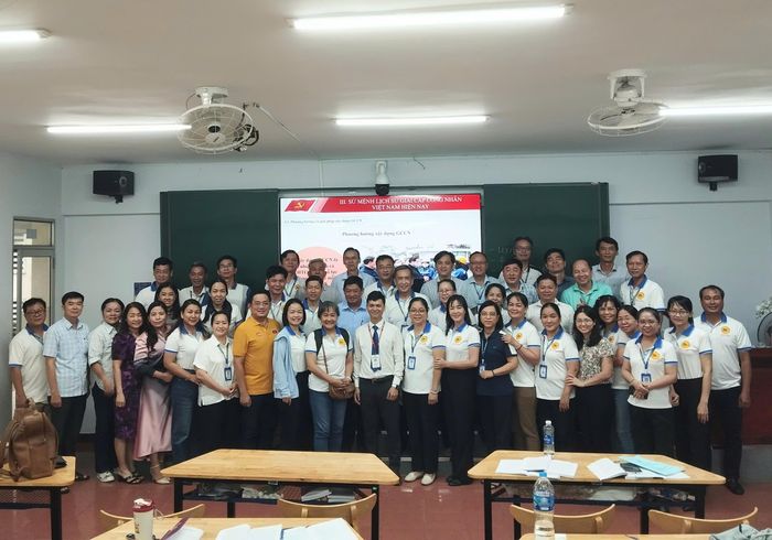 Thạc sĩ Lê Ngọc Nghĩa trong lần đi giảng dạy tại An Giang. Ảnh: NVCC