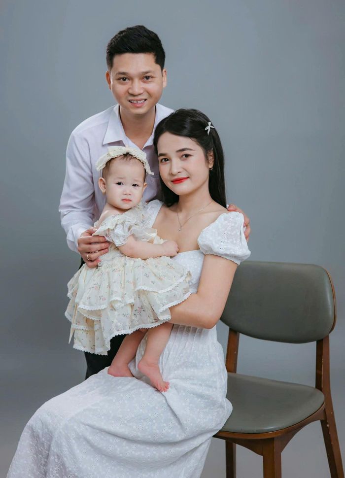 Thạc sĩ Lê Ngọc Nghĩa cùng gia đình. Ảnh: NVCC