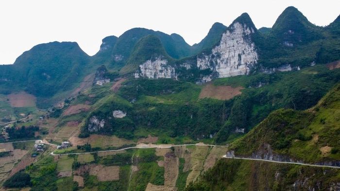 "Con đường Hạnh Phúc" đoạn đi qua Mã Pì Lèng. Ảnh: Nam Thái - TTXVN