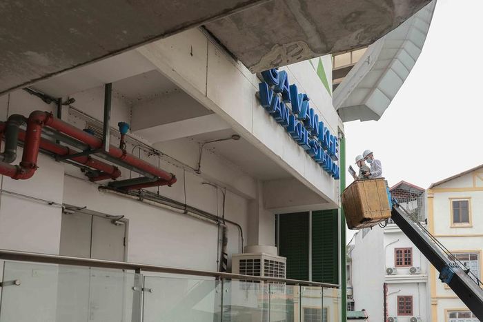 Các kỹ sư sử dụng máy đo vết nứt chuyên dụng để kiểm tra, đánh giá chính xác cường độ và chất lượng lớp vữa trát tại các nhà ga