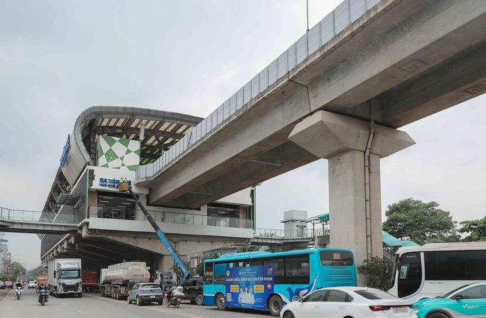 Ga Văn Khê đang được các kỹ sư tập trung kiểm tra, đánh giá kỹ lưỡng chất lượng và độ bám dính của lớp vữa trát