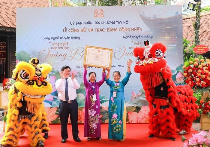 Chủ tịch UBND phường Tây Hồ Nguyễn Thanh Tịnh trao Bằng công nhận của UBND TP Hà Nội cho Nghề truyền thống ướp trà sen Quảng An
