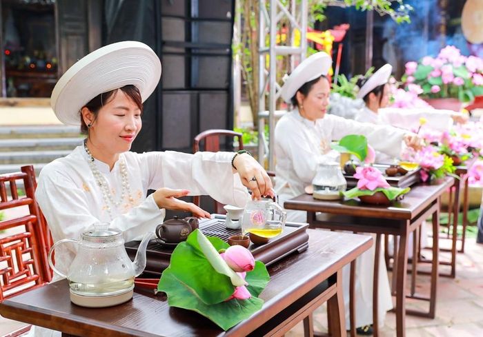 Trình diễn nghệ thuật pha trà sen tại chương trình