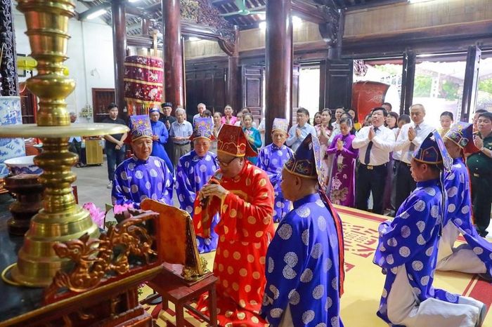 Nhân dân và đại biểu phường Tây Hồ thành kính dâng hương tại Đình Quảng Bá (phường Tây Hồ) trong ngày được đón nhận các danh hiệu