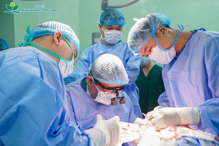 BS.CKII Lê Nam Thắng cùng ekip đã thực hiện cuộc phẫu thuật cho bệnh nhi. Ảnh. BVNTU