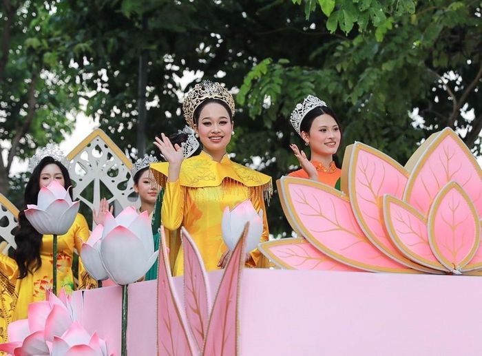 Màn diễu hành của hơn 2000 người mặc áo dài họa tiết sen