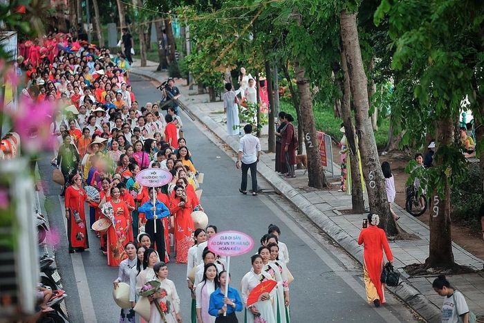Toàn cảnh đoàn diễu hành nghệ thuật “Sắc Sen Tây Hồ – Hà Nội” đi qua tuyến phố ven Hồ Tây với sự tham gia của đông đảo câu lạc bộ, hội đoàn và người dân