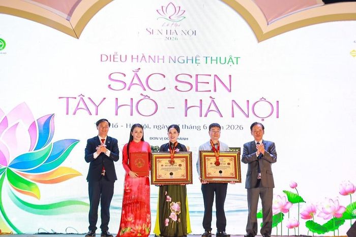 Tổ chức Kỷ lục Việt Nam xác lập kỷ lục đối với sự kiện có số lượng phụ nữ tham gia xếp hình cánh hoa và dòng chữ "SEN 2026" đông nhất Việt Nam. Chứng nhận kỷ lục được trao cho Câu lạc bộ Áo dài Việt Nam TP Hà Nội và UBND phường Tây Hồ, TP Hà Nội