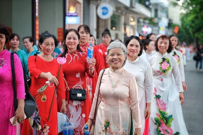 Những phụ nữ ở nhiều độ tuổi tham gia diễn hành
