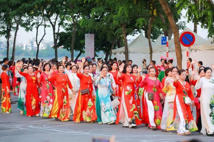 Những tà áo dài rực rỡ sắc màu cùng nụ cười thân thiện trong chương trình diễu hành nghệ thuật “Sắc Sen Tây Hồ – Hà Nội”