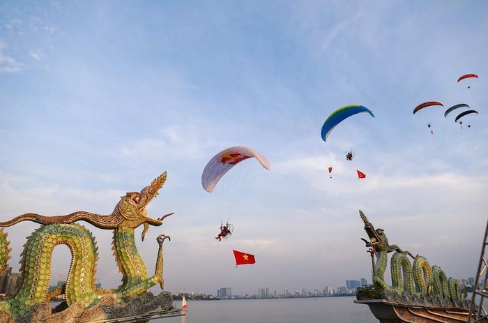 Biểu diễn dù lượn tại chương trình