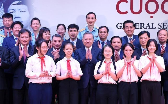 Tổng Bí thư, Chủ tịch nước Tô Lâm cùng các cháu thiếu nhi dự khai mạc Triển lãm "Tổng Bí thư Nguyễn Văn Linh - Cuộc đời và sự nghiệp". Ảnh tư liệu TTXVN