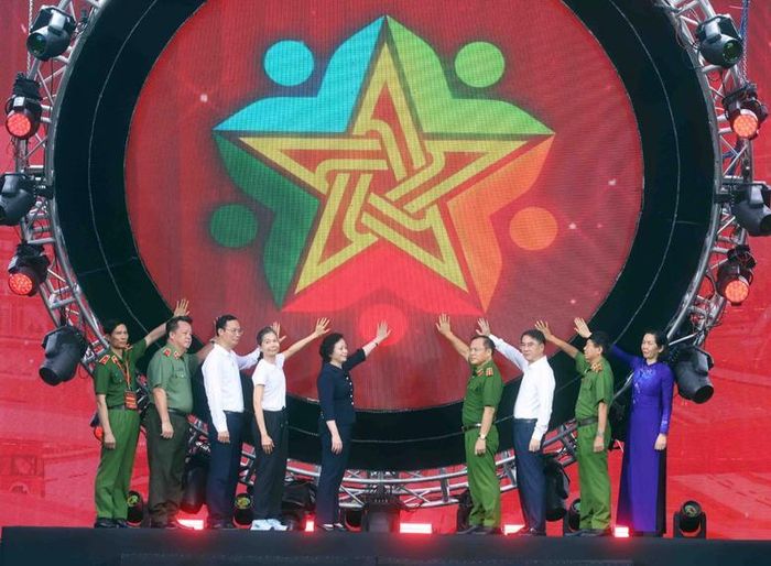 Các đại biểu thực hiện nghi thức phát động hưởng ứng toàn quốc “Chung một quyết tâm xây dựng xã, phường, đặc khu không ma túy” - Ảnh: VGP/Thu Giang