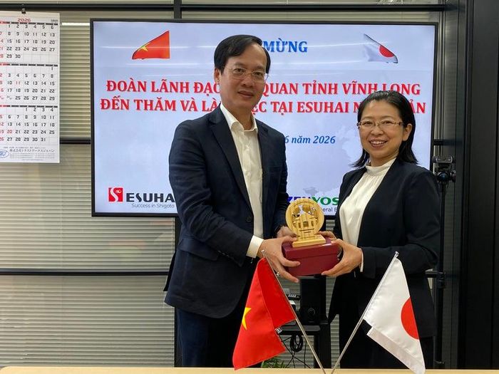 Chủ tịch UBND tỉnh Vĩnh Long Trần Trí Quang tặng Phó Tổng Giám đốc công ty TNHH Esuhai Nhật Bản tranh gỗ Di tích Văn Thánh Miếu Vĩnh Long - Ảnh: VGP/ Bích Chi