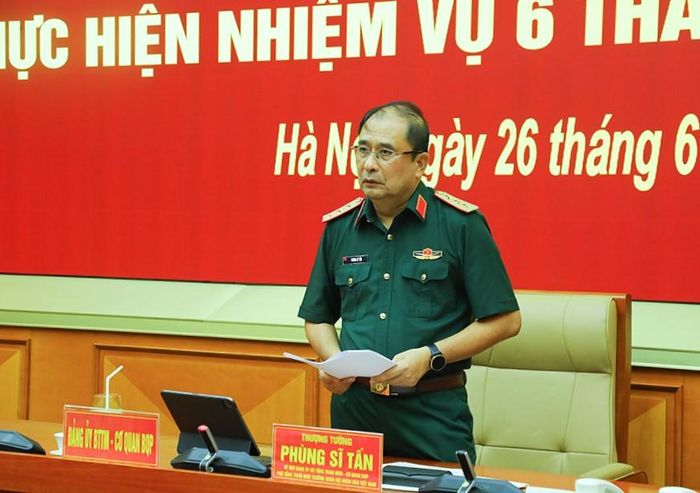 Thượng tướng Phùng Sĩ Tấn phát biểu tại hội nghị.