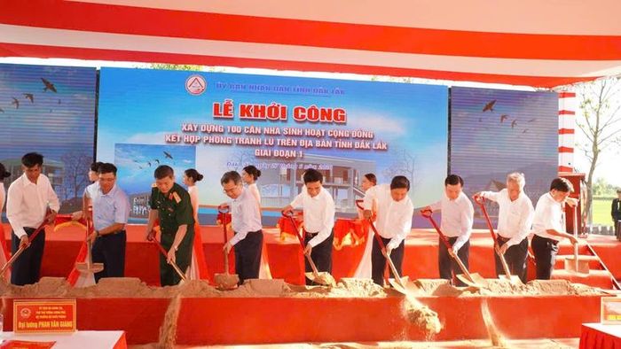 Đại tướng Phan Văn Giang, Phó Thủ tướng, Bộ trưởng Bộ Quốc phòng và các đại biểu thực hiện nghi thức khởi công 100 căn nhà sinh hoạt cộng đồng - Ảnh: VGP/Anh Thơ