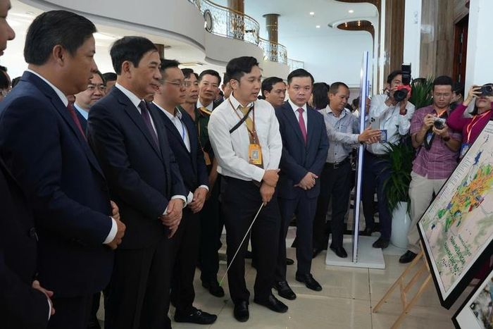 Đại tướng Phan Văn Giang, Ủy viên Bộ Chính trị, Phó Thủ tướng Chính phủ, Bộ trưởng Bộ Quốc phòng cùng các đại biểu tham quan khu trưng bày Đồ án Quy hoạch tỉnh - Ảnh: VGP/Anh Thơ