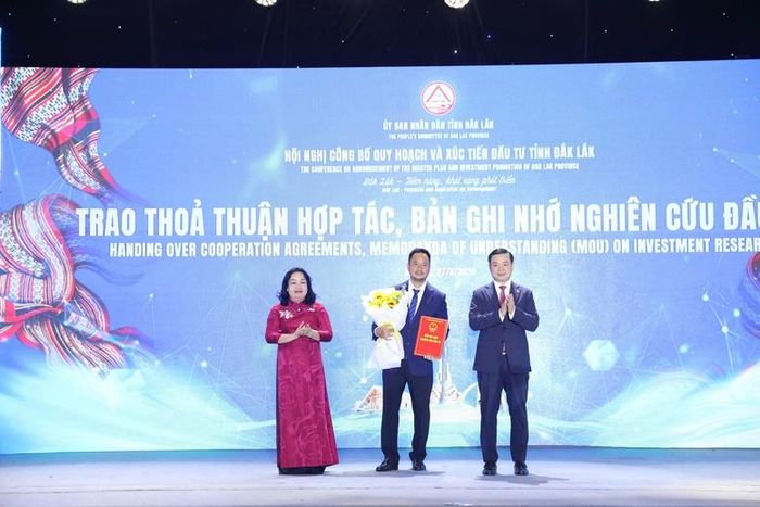 Lãnh đạo tỉnh Đắk Lắk công bố quyết định chủ trương đầu tư, trao thỏa thuận hợp tác, bản ghi nhớ nghiên cứu cho các nhà đầu tư - Ảnh: VGP/Anh Thơ
