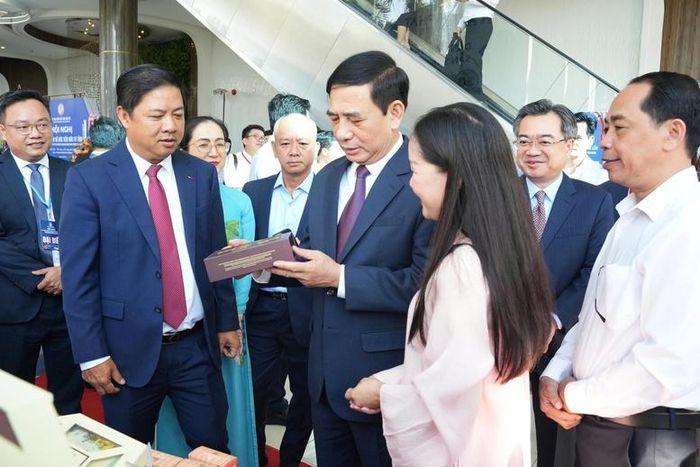 Đại tướng Phan Văn Giang, Ủy viên Bộ Chính trị, Phó Thủ tướng Chính phủ, Bộ trưởng Bộ Quốc phòng cùng các đại biểu tham quan các gian hàng trưng bày sản phẩm của các doanh nghiệp bên lề hội nghị - Ảnh: VGP/Anh Thơ
