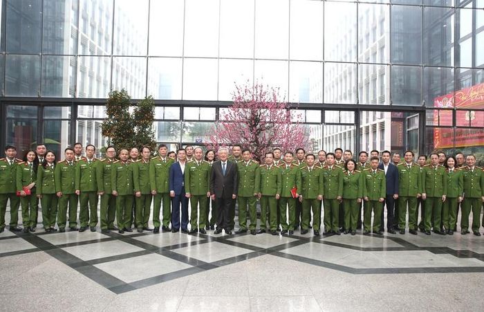 Nguyên Phó Thủ tướng Thường trực Nguyễn Hòa Bình đến thăm và chúc Tết cán bộ, chiến sĩ Cục Cảnh sát điều tra tội phạm về tham nhũng, kinh tế, buôn lậu (C03) dịp Tết Nguyên đán Bính Ngọ 2026 - Ảnh: VGP