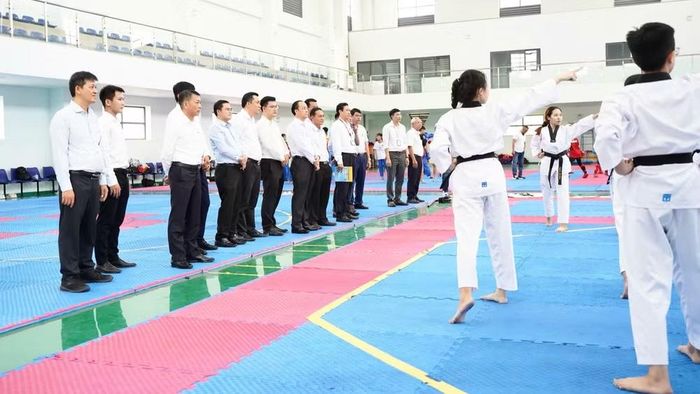 Đại biểu tham quan khu vực huấn luyện thi đấu.