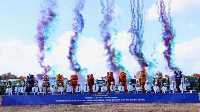 Các đại biểu thực hiện nghi thức khởi công dự án.