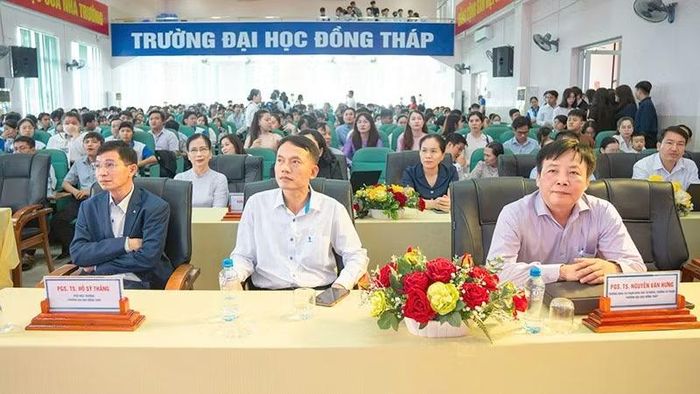 Đại biểu tham dự hội thảo.