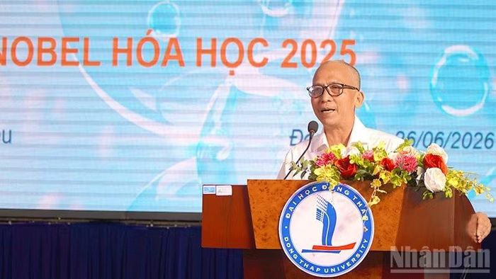 Giáo sư, Tiến sĩ Đinh Quang Khiếu, Trường đại học Khoa học, Đại học Huế trình bày tại hội thảo.