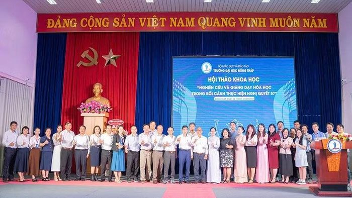 Đại biểu chụp hình lưu niệm tại hội thảo.