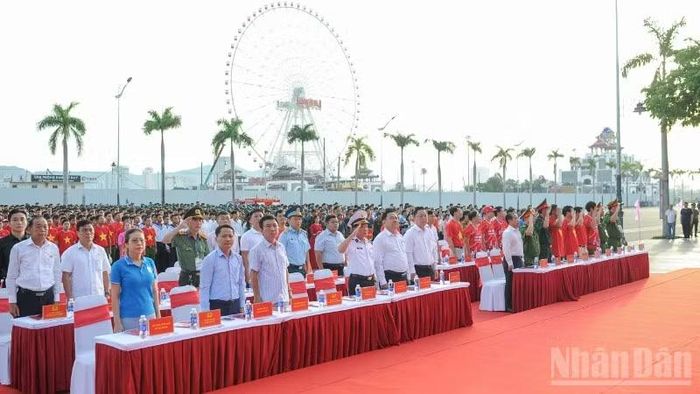 Các đại biểu thực hiện nghi lễ chào cờ.