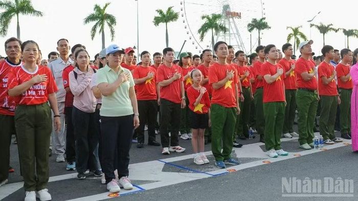 Người dân tại chương trình tưởng niệm anh hùng, liệt sĩ, cán bộ đã hy sinh trong cuộc đấu tranh phòng, chống ma túy.