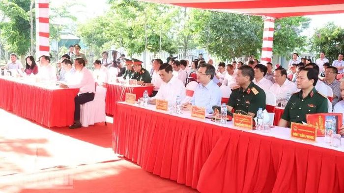 Đại tướng Phan Văn Giang và các đại biểu dự lễ khởi công.