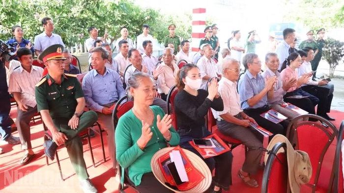 Nhân dân xã Hòa Thịnh vui mừng dự lễ khởi công.