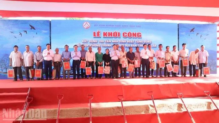 Tại lễ khởi công, các đồng chí lãnh đạo Đảng, Nhà nước và tỉnh Đắk Lắk đã trao tặng 20 phần quà tặng các gia đình có hoàn cảnh khó khăn trên địa bàn.