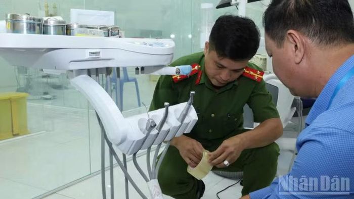 Đoàn kiểm tra liên ngành đã tiến hành niêm phong toàn bộ máy móc, trang thiết bị y tế.