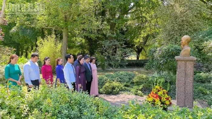 Dâng hoa tại tượng Chủ tịch Hồ Chí Minh trong Công viên Montreau.