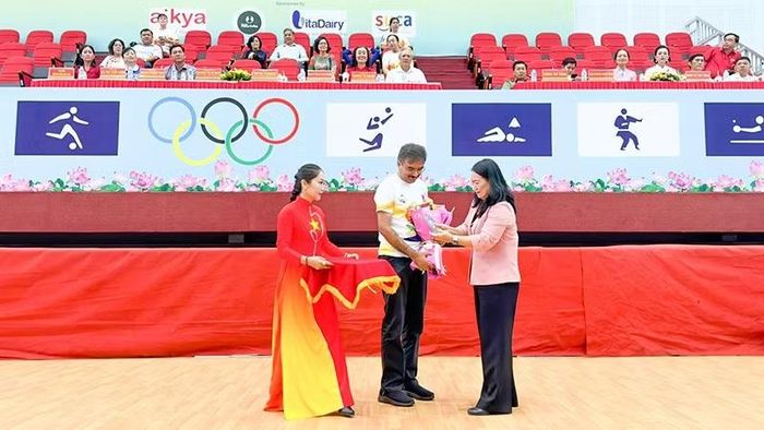 Lãnh đạo tỉnh Vĩnh Long trao hoa cho Tổng Lãnh sự quán Ấn Độ tại Thành phố Hồ Chí Minh.
