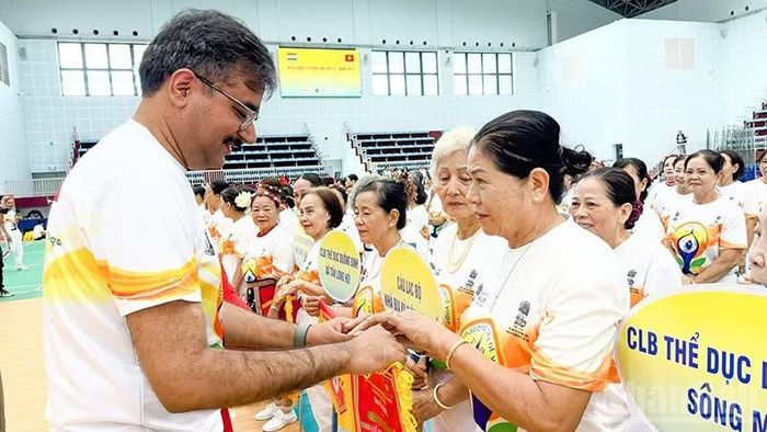 Tổng Lãnh sự quán Ấn Độ tại Thành phố Hồ Chí Minh trao cờ cho các đội tham gia.