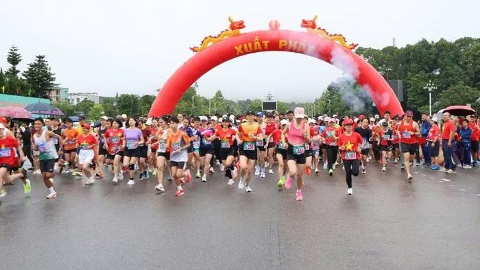 Hơn 600 người dân và vận động viên tham gia giải chạy “Chung một quyết tâm xây dựng xã, phường không ma túy” để hưởng ứng Tháng hành động phòng, chống ma túy.