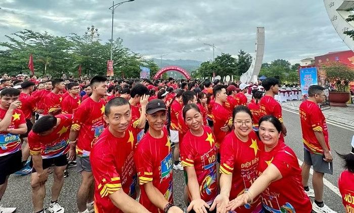 Thành viên câu lạc bộ "Run Vườn Đào" phường Điện Biên Phủ biểu thị quyết tâm đoàn kết, thi đấu vui vẻ để lan tỏa thông điệp phòng, chống ma túy, xây dựng xã hội lành mạnh không ma túy.